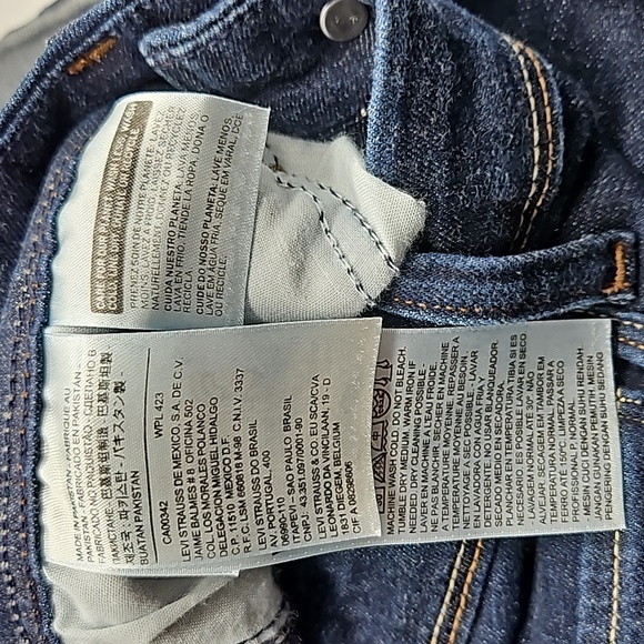 LEVIS medium wash blue jean shorts size 8 - Picture 7 of 7